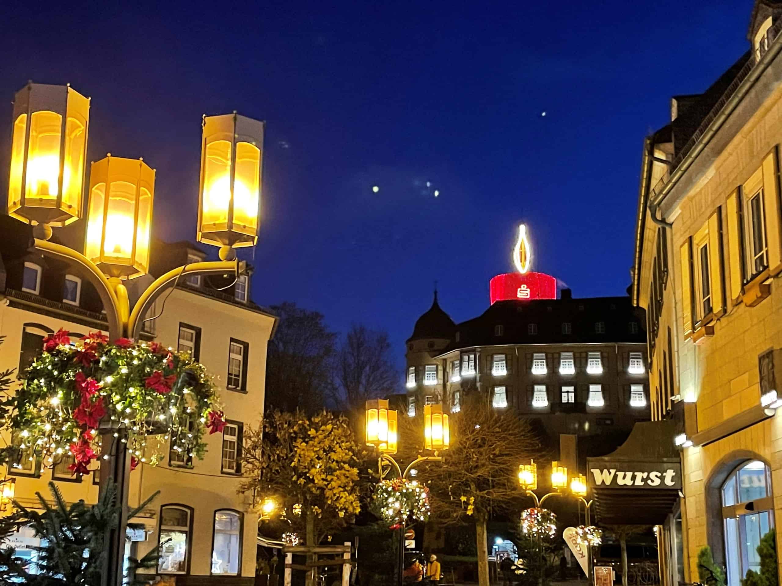 Mayener Weihnachtsmarkt, Genovevaburg mit Kerze